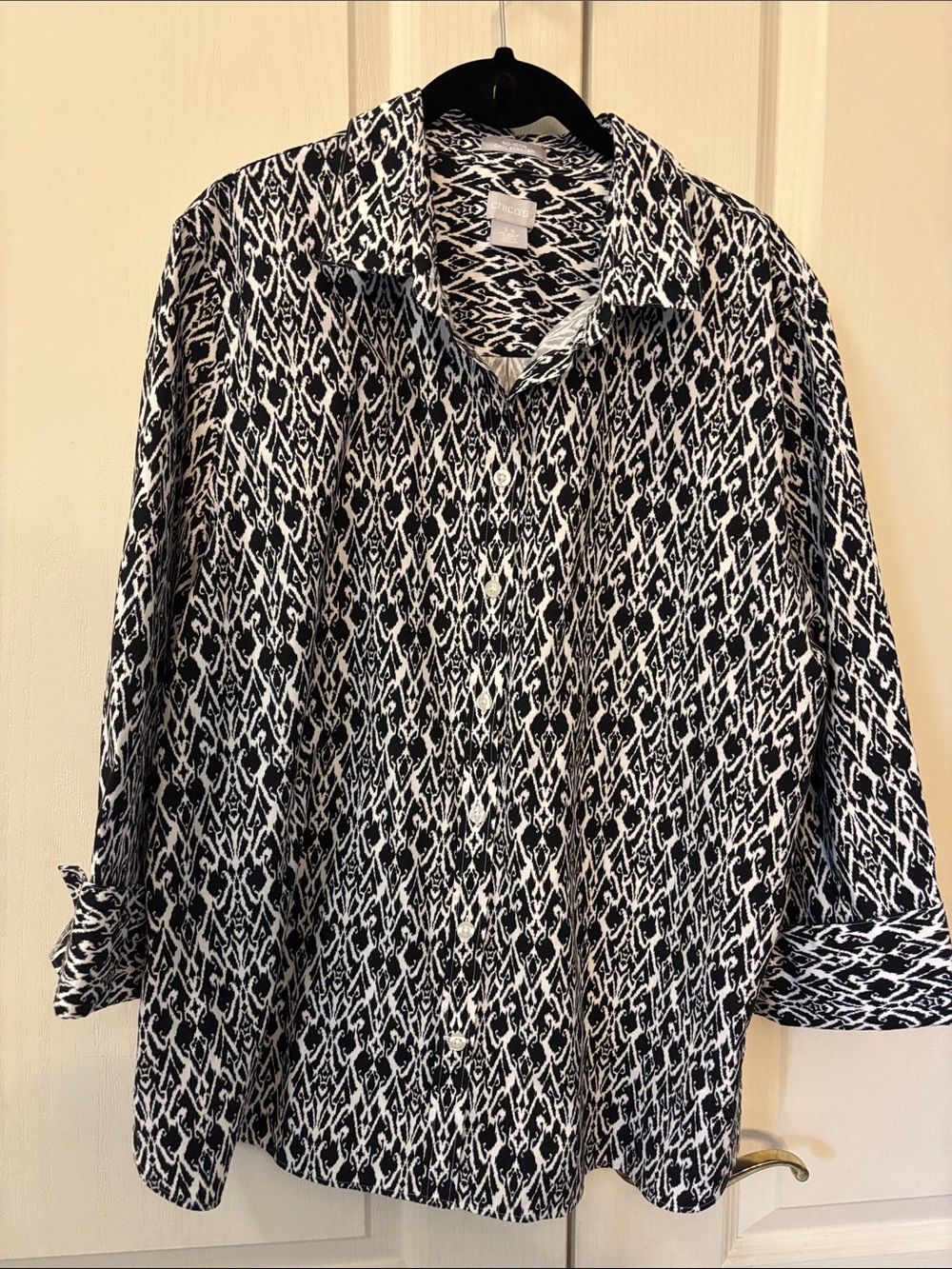 Chico’s No Iron Black & White Patterned Button-Up Shirt